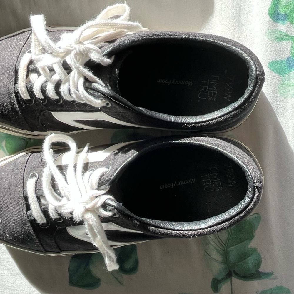 Time and Tru Black and White Athletic Shoes 7.5 Memory Foam - Picture 4 of 8